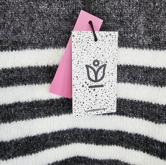 NWT Andree By Unit Gray Striped Crew Neck Ribbed Knit Women's Sweater Size S - Picture 3 of 5